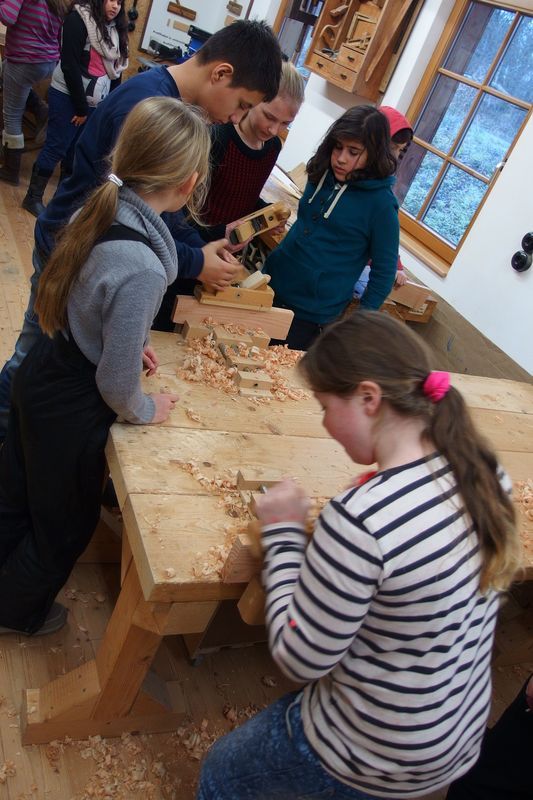 Im Technikmuseum bestaunten sie die vielen Holzbearbeitungswerkzeuge und Maschinen.