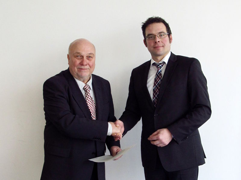 Herr Mathes erhielt von Herrn Wollsiffer seine Beauftragung als Schulleiter.