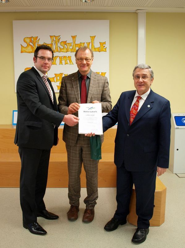 Herr Betlau und Herr Mathes erhalten die Umbenennungsurkunde von der Stadtschule am Solgraben zur Solgrabenschule