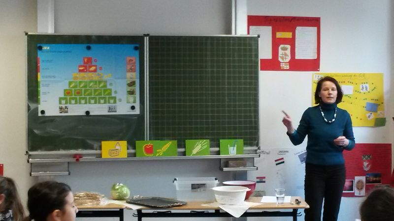 Die Klasse 6cR der Solgrabenschule Bad Nauheim erfährt aktuell im Biologieunterricht alles zum Thema - Gesund leben von Ernährungswissenschaftlerin Frau Olshausen